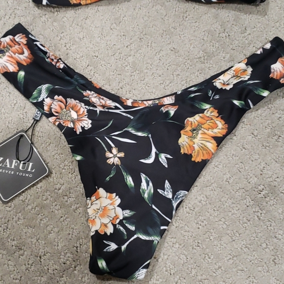 Bikini - Picture 3 of 3